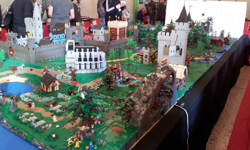 Illustration for article titled LEGO Westeros Has A Lot Of White Bricks (And A Peeing Tyrion)
